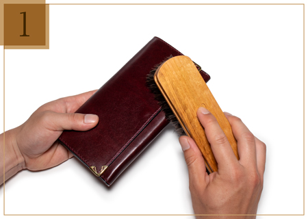 ステップ1　ブラシで細部のホコリを落とす