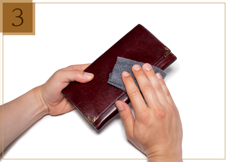 ステップ3　乾拭きで余分なクリームを落とす